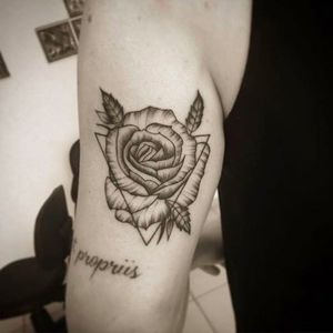 Rosa por Anna Luiza Schramm! #AnnaLuizaSchramm #TatuadorasBrasileiras #TatuadorasdoBrasil #TattooBr #TattoodoBr #rose #rosa #flower #flor #triangulo #triangle