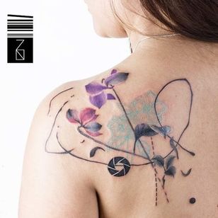 Tatuaje abstracto de Kizun #abstract #abstracttattoo #abstracttattoos #asbtractartist #contemporarytattoo #moderntattoo #watercolor #watercolortattoo #Kizun