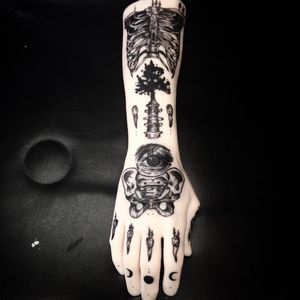 Silicone hand tattoo by Kezz (Little Kezz) #Kezz #100hands #thingsandink #exhibition #tattooexhibition #blackwork