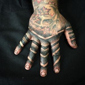 Blackwork Hand Tattoo by Cammy Stewart #blackwork #blackworkhand #blackworkhandtattoo #blackworktattoos #blackworkartists #hand #handtattoos #dotwork #CammyStewart