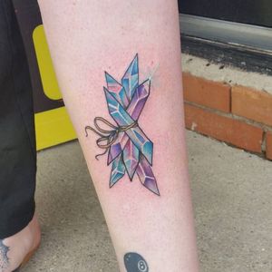 Purple crystal bundle tattoo by Samantha Leyes, photo: Instagram #crystal #crystalcluster #purple #SamanthaLeyes