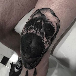 ¡Brutal colocación y tatuaje de calavera de aspecto intenso en la rótula!  Fantástico tatuaje de Andrea Raudino.  #AndreaRaudino #tatuaje negro #blackwork #kranie #tatuaje de sombrero de rodilla #tradicional