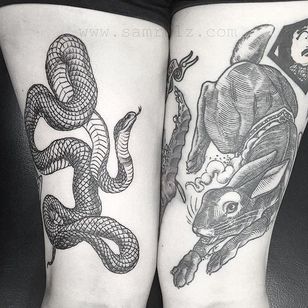 Tatuaje serpiente y conejo por Sam Rulz #IllustrativeTattoos #Illustrative #Etching #Illustration #Blackwork #SamRulz #snake # rabbit