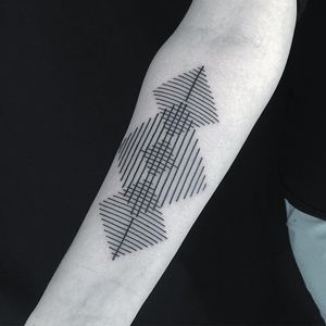 One of Gena Puhnarevich more abstract pieces of blackwork geometry (IG—gena_tattooer). #abstract #blackwork #geometric #GenaPuhnarevich