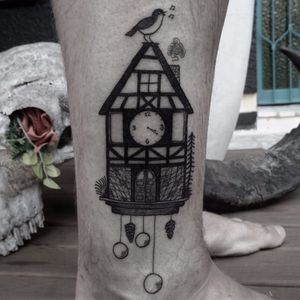 Tattoo por Marcus Sirtoli! #MarcusSirtoli #tatuadoresbrasileiros #tatuadoresdobrasil #tattoobr #Poá #blackwork #bird #passaro #clock #relógio #birdhouse #cuco