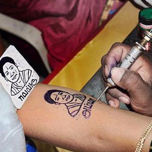 Portrait tattoo of Indian chief minister Jayalalithaa in the making #masstattoo #india #dedication #politicaltattoo #politics