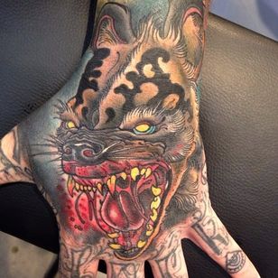 Tatuaje de hiena por Pommie Paul