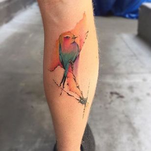 Tatuaje de pájaro enrollado morado de June Jung.  #acuarela #boceto #ilustrativo #abstracto #pajaro #rodillo #JuneJung