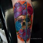Por Guilherme Moraes #GuilhemeMoraes #brasil #brazil #brazilianartist #tatuadoresdobrasil #aquarela #watercolor #sketchstyle #colorido #colorful #flor #flower #caveira #skull #cranio #triangle #triangulo