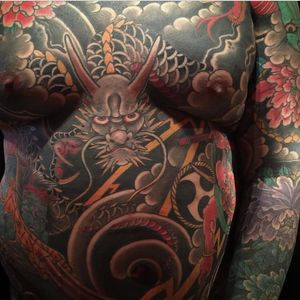 A dope stomach tattoo of a dragon in between Raijin and Fujin via Rodrigo Melo (IG-rodrigomelotattoo). #bodysuit #dragon #Fujin #Japanese #Raijin #RodrigoMelo #traditional