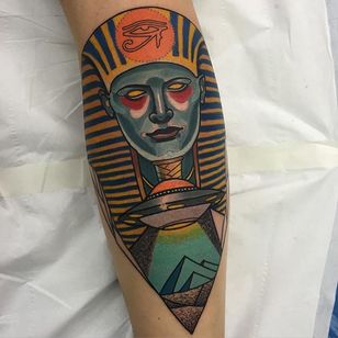 Tatuaje egipcio por Piotr Gie