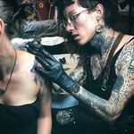 Noel'le Longhaul tattooing a client