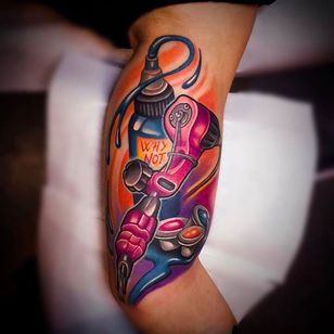 Rad look tattoo machine y ink tattoo de Andrea Lanzi.  #andrealanzi #newschool #whynot #tattoomachine #ink