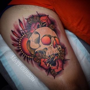 Tatuaje de calavera neo tradicional por Matt Curzon #skull #skulltattoo #neotraditionalskull #neotraditionalskulltattoos #neotraditional #neotraditionaltattoo #neotraditionaltattoos #MattCurzon