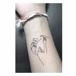 Lovers tattoo by Max Le Squatt #MaxLeSquatt #fineline #blackandgrey #linework #minimalistic #lovers #couple #kiss