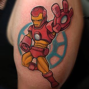 Tatuaje de Iron Man por Thom Bulman #ironman #ironmantattoo #newschool #popkultur #popkulturtattoos #newschoolpopculture #boldtattoos #popcultureartist #ThomBulman