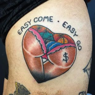 Un travieso tatuaje de corazón de Mike Reed.  (A través de IG - mikereedtattoo) #MikeReed #traditional #booty #heart