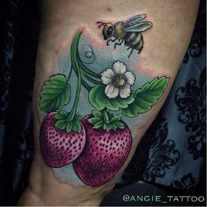 Morangos e uma abelhinha! #morango #strawberry #abelha #bee #colorida #fruta #tatuadora #AngieTattoo #femaletattooartist #brasil #brazil #portugues #portuguese
