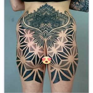Bold bottom tattoo by Deryn Twelve #DerynTwelve #geometric #ornamental #dotwork #pointillism #bottom