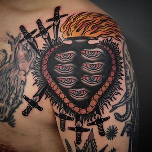 Tatuaje del Sagrado Corazón por Giacomo Sei Dita