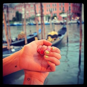 XO couple tattoos with romantic Venice background via @racey2628 on Instagram #coupletattoos #coupletattoos #matchingtattoos #romantic #tattooedcouple #lovetattoos #Venice #Europe #Italy #travel #XO #gondola