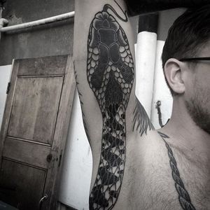 Snake armpit tattoo by Johnny Breeze. #armpit #pain #blackandgrey