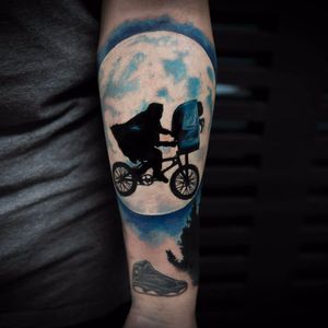 E.T.: O Extraterrestre, de Steven Spielberg (1982) #BangBangNYC #StrangerThings #referencia #reference #et #stevenspielberg #classico #80s #movie #filme #bicicleta #bike #moon #lua #moviescene #cenadefilme