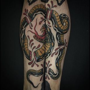 Tatuaje de serpiente por Jay Breen #snake #snaketattoo #traditional #traditionaltattoo #oldschool #classictattoos #traditionalartist #JayBreen