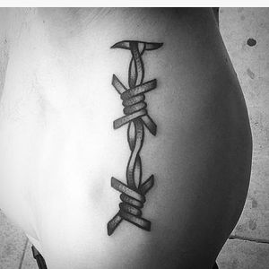 Rad lookin' barbed wire tattoo, an awesome classic done by Kyle Lifetime. #KyleLifetime #blacktattoos #traditionaltattoo #barbedwire #blackwork