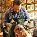 Dan Santoro tattooing a client's head. Ouch. (IG—dan_santoro). #Brooklyn #DanSantoro #NYCtattooshops #SmithStreetTattooParlour