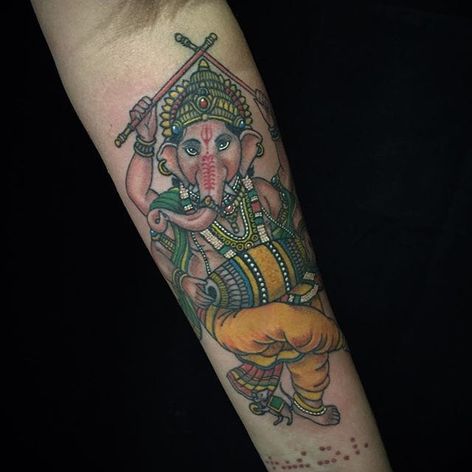Ganesh nunca se ha visto tan fresco como en este tradicional tatuaje de Javier Betancourt (IG - javierbetancourt).  #Ganesh #JavierBetancourt #tradicional