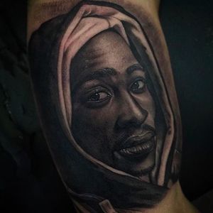 Rad Tupac tattoo by Juande Gambin. #juandegambin #portraittattoos #tupac