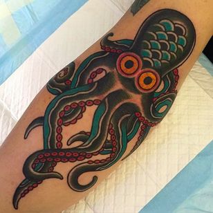 Tatuaje de calamar Rad por Andrew Mcleod.  #AndrewMcleod #traditionaltattoo #octopus #traditional