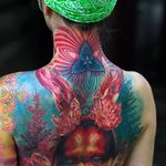 Rad detail shot of a back tattoo done by Nika Samarina. #nikasamarina #coloredtattoo #surrealtattoo #organic #backtattoo #linework #vibrantcolours