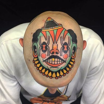 Creepy clown scalp by Teide #Teide #sevendoorstattoo #newtraditional #color #clown #creepy #spider #hat #gold #stripes #circus #tattoooftheday