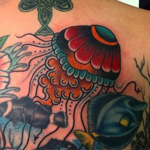 Tatuaje de medusas por Mikey Sarratt