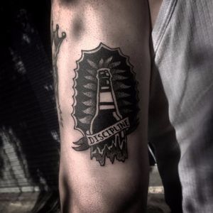 Tattoo por Rafew Oliveira! #Tatuadoresbrasileiros #tatuadoresdobrasil #tattoobrasil #Curitiba #garrafa #bottle #blackwork #disciplina #discipline