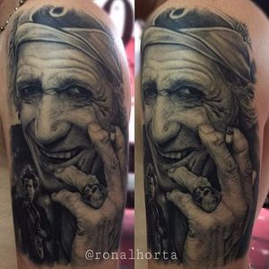 Amazing capture of every wrinkle on Keith Richards face and hands Photo from Ronald Horta on Instagram #RonaldHorta #hyperealism #realistic #colombiantattooers #tatuadorescolombianos #portrait #KeithRichards #RollingStones