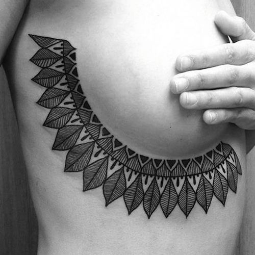 Decorative side boob tattoo made by Captain Potino (IG—captainpotino) #sideboob #boob #side #linework #blackwork #leaves #decorative
