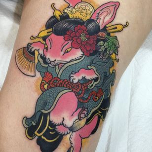 Tatuaje de Wendy Pham #WendyPham #TaikoGallery #WenRamen #neutraditional #color #japanese #mashup #bunny # rabbit #animals #fan #kimono #peon #carrot #patter #pink
