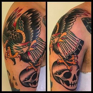 Tatuaje audaz y sólido con un águila en el cráneo de Filip Henningsson.  #FilipHenningsson #RedDragonTattoo #traditional tattoo #fat tattoos # eagle #kranie