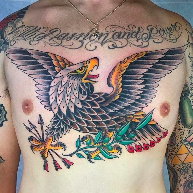 Puro y hermoso tatuaje de pecho de águila realizado por Graham Beech.  #GrahamBeech #NeoTradicional #AnimalTattoos #eagle #brysttattoo
