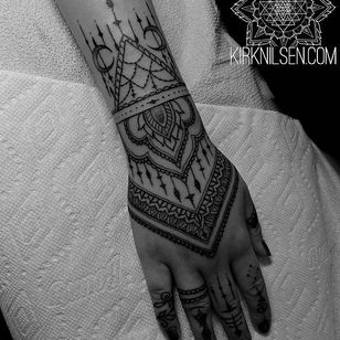 Intricate pattern tattoo by Kirk Nilson #KirkNilson #KirkEdwardNilsonII #cuff #wristcuff #pattern #geometry