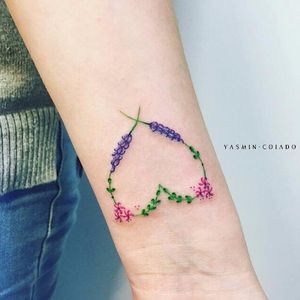 Por Yasmin Coiado #YasminCoiado #brasil #brazil #brazilianartist #TatuadorasDoBrasil #minimalist #minimalista #fineline #flor #flower #coração #heart #colorido #colorful #delicate #delicado