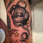 A black and grey globe and anchor by Becca Genné-Bacon (IG—beccagennebacon). #anchor #BeccaGennéBacon #globe #traditional