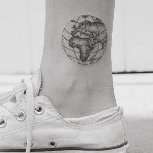 World tattoo by Hannah Nova Dudley #HannahNovaDudley #world #globe #dotwork (Photo: Instagram)