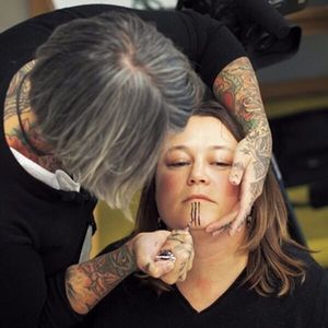 For young women thinking about receiving facial tattoos, the artists use henna to simulate having these traditional markings. #facialtattoo #henna #Inuittattoo #MayaSialukJacobsen #teenager
