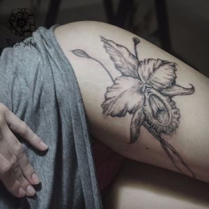 "Orquigina" (Orquídea-vagina) por Rosa Selva! #RosaSelva #tatuadorasbrasileiras #tattoobr #tatuadorasdobrasil #SãoPaulo #flower #flor #feminina #female