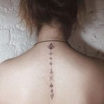 Handpoked spine line tattoo by Anya Barsukova. #AnyaBarsukova #handpoke #minimalist #sacredgeometry #microtattoo #spineline #spine