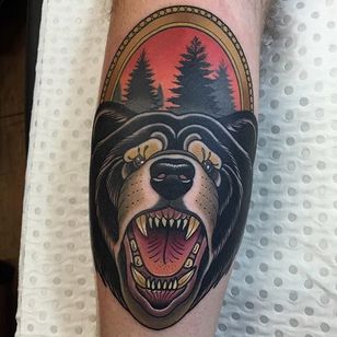 Tatuaje de oso neo tradicional por Drew Shallisn #NeoTraditionalBear #NeoTraditional #BearTattoo #BearTattoo #DrewShallis #bear